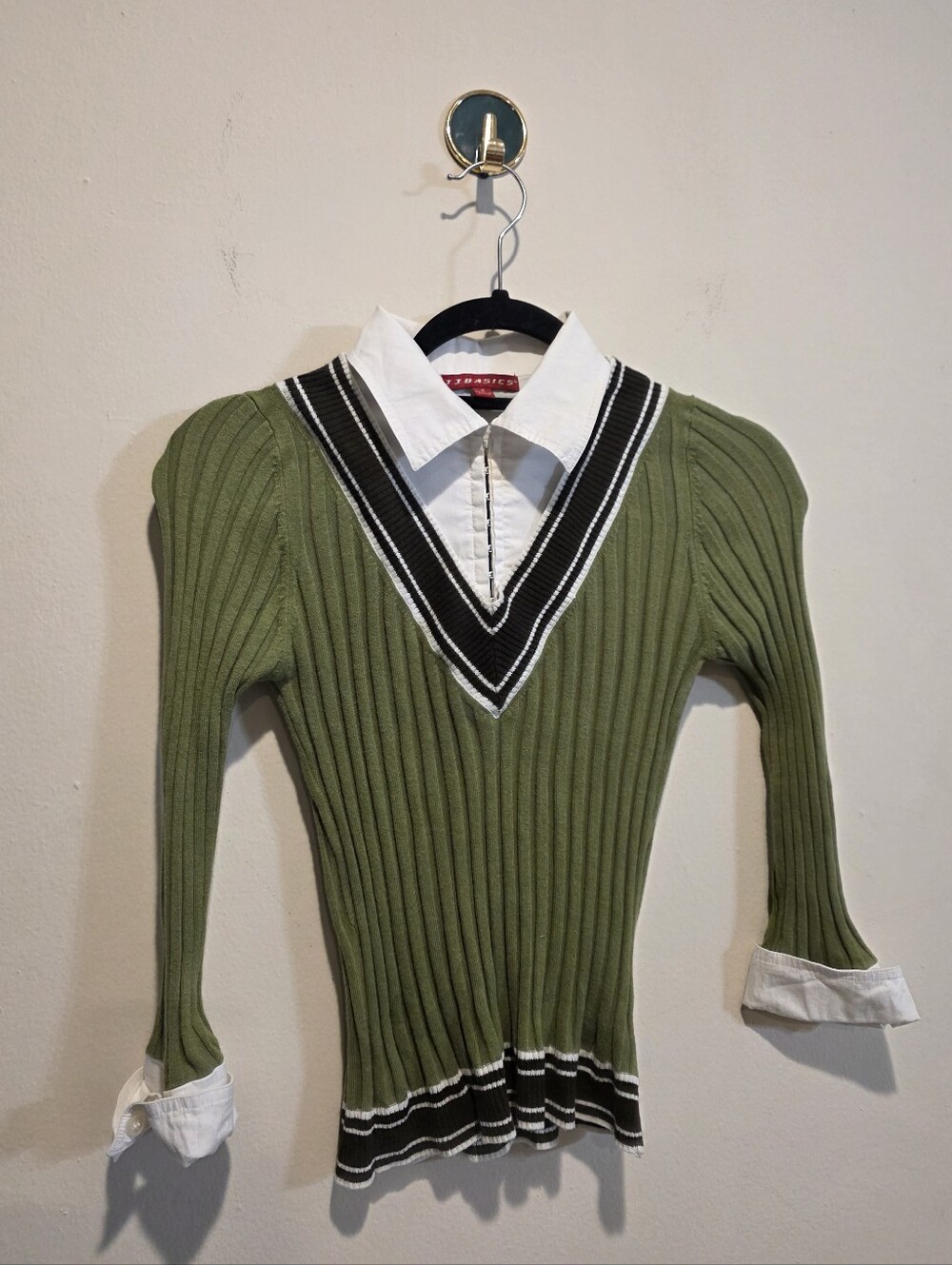 Olive Ribbed V-Neck Sweater with Contrast Collar - Women Small